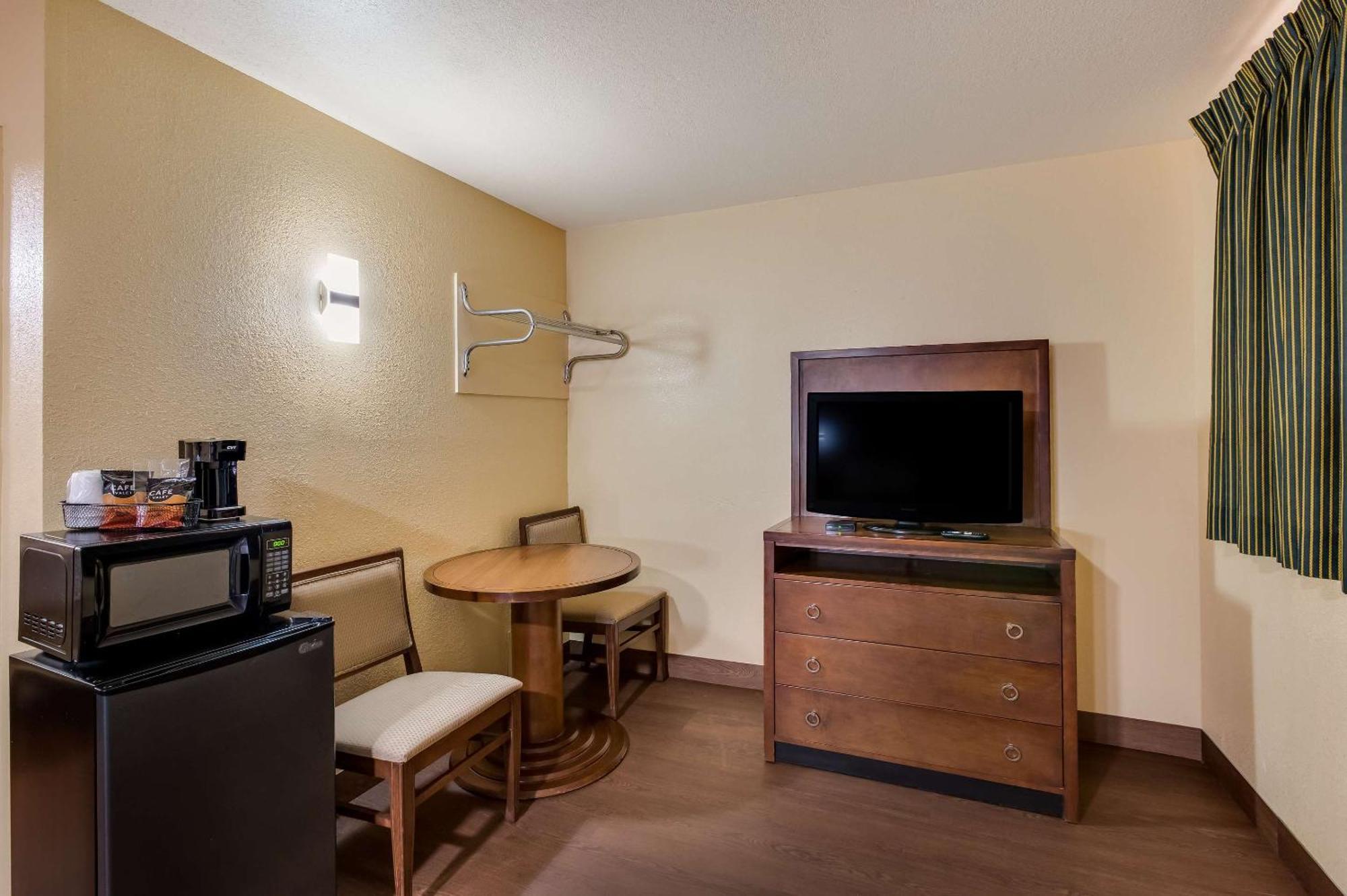 Rodeway Inn & Suites East New Orleans Exterior photo