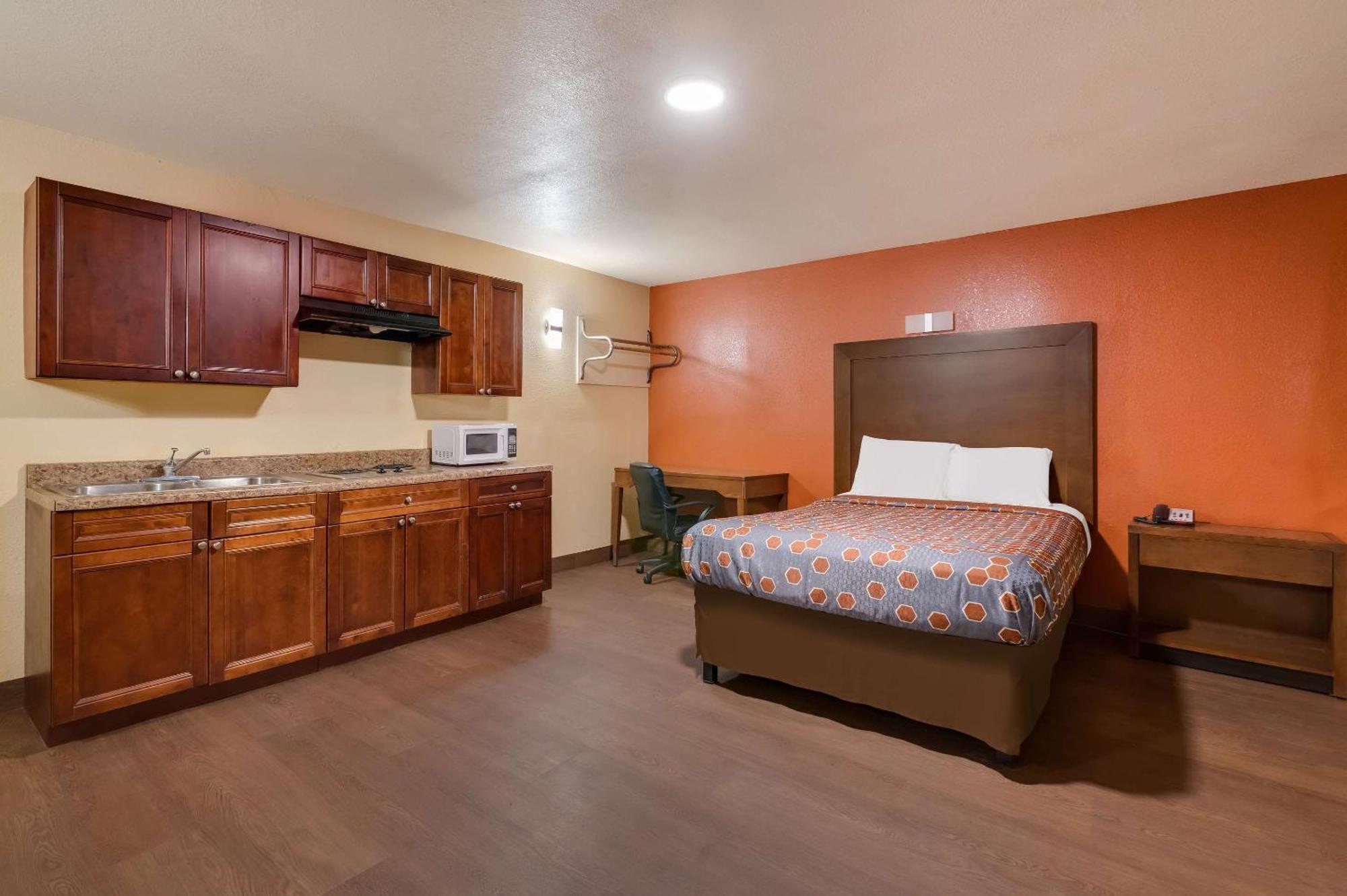 Rodeway Inn & Suites East New Orleans Exterior photo